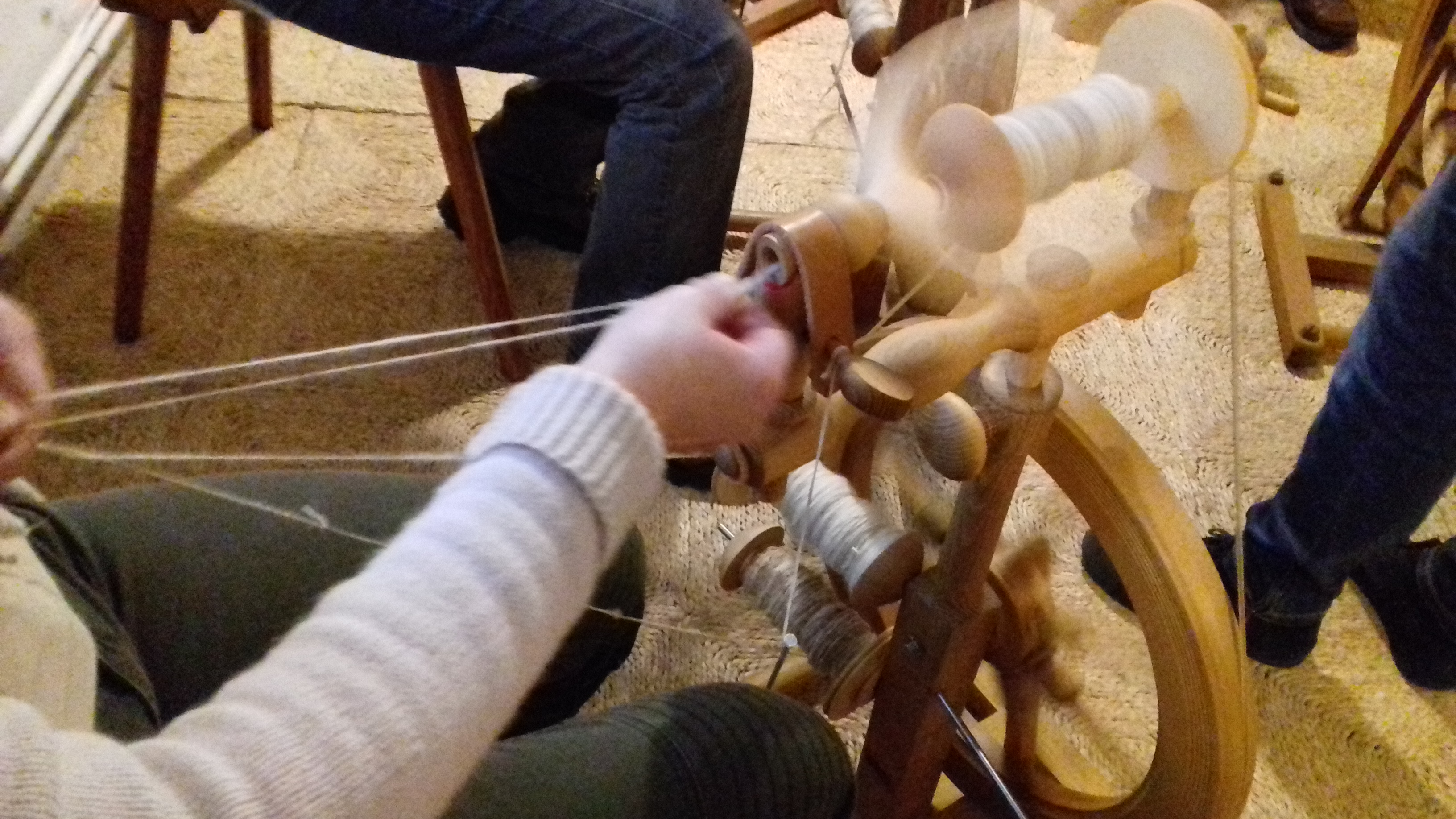Zwirnen der gesponnenen Wolle zum fertigen Garn